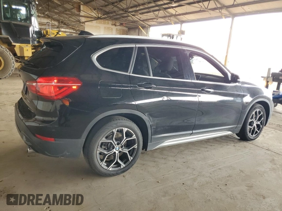 2021 BMW X1 sDrive28i z VIN WBXJG7C02M5S30154, wystawiony jako Copart lot #56076565 z przebiegiem 57 671 mil mil oraz Tytuł czysty. Historia ofert i sprzedaży dostępna na DreamBid. Obrazek 3.