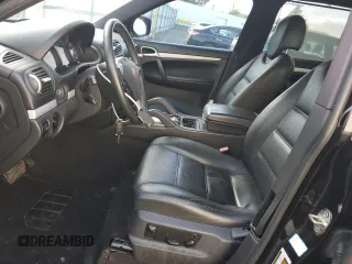 2010 Porsche Cayenne z VIN WP1AA2AP9ALA08542, wystawiony jako Copart lot #53385205 z przebiegiem 136 484 mil mil oraz Tytuł czysty. Historia ofert i sprzedaży dostępna na DreamBid. Obrazek 7.