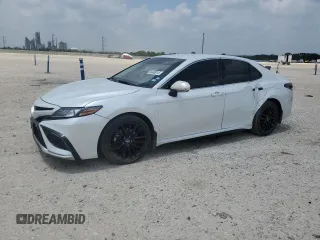 2022 Toyota Camry XSE z VIN 4T1K61AK7NU710392, wystawiony jako Copart lot #55486215 z przebiegiem 49 732 mil mil oraz Szkoda całkowita • Salvage title. Historia ofert i sprzedaży dostępna na DreamBid. Obrazek 1.