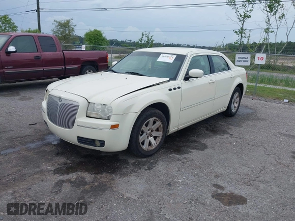 2007 Chrysler 300 Limited with VIN 2C3KA53G77H650272, listed as a IAAI auction lot 41976771 with 186,874 mi miles. Bid and sale history available at carsss.com. Image 2.