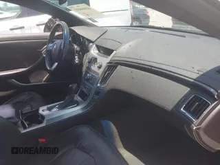 2012 Cadillac CTS Performance z VIN 1G6DJ1E31C0139231, wystawiony jako IAAI lot #42446853 z przebiegiem 102 857 mil mil oraz . Historia ofert i sprzedaży dostępna na DreamBid. Obrazek 5.