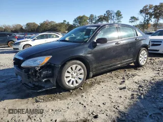 2014 Chrysler 200 LX z VIN 1C3CCBAG4EN137162, wystawiony jako Copart lot #81961314 z przebiegiem 87 154 mil mil oraz Szkoda całkowita • Salvage title. Historia ofert i sprzedaży dostępna na DreamBid. Obrazek 1.