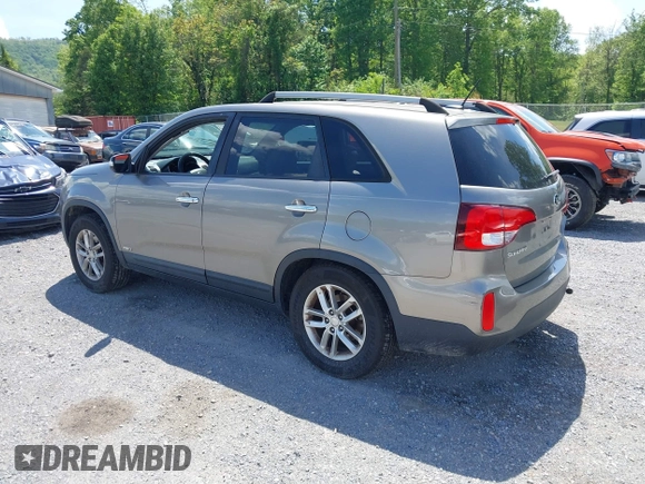 2015 Kia Sorento LX z VIN 5XYKTCA67FG654369, wystawiony jako IAAI lot #42172966 z przebiegiem 170 958 mil mil oraz . Historia ofert i sprzedaży dostępna na DreamBid. Obrazek 3.
