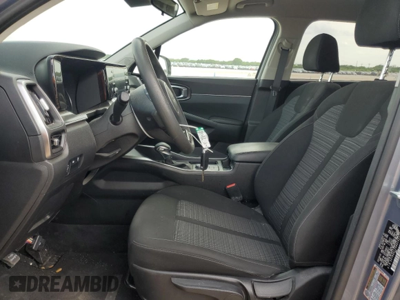 2022 Kia Sorento LX z VIN 5XYRG4LC0NG152717, wystawiony jako Copart lot #55238715 z przebiegiem 78 435 mil mil oraz Szkoda całkowita • Salvage title. Historia ofert i sprzedaży dostępna na DreamBid. Obrazek 7.