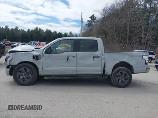 2024 Ford F-150 Lightning Lariat z VIN 1FT6W5L73RWG16719, wystawiony jako IAAI lot #41889644 z przebiegiem 5031 mil mil oraz . Historia ofert i sprzedaży dostępna na DreamBid. Obrazek 14.