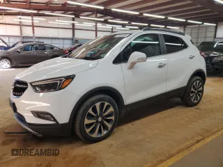 2020 Buick Encore Essence z VIN KL4CJGSB4LB041090, wystawiony jako Copart lot #47596105 z przebiegiem 113 036 mil mil oraz Szkody całkowita. Historia ofert i sprzedaży dostępna na DreamBid. Obrazek 1.