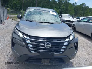 2024 Nissan Rogue S z VIN 5N1BT3AB7RC694713, wystawiony jako IAAI lot #42462639 z przebiegiem 26 628 mil mil oraz . Historia ofert i sprzedaży dostępna na DreamBid. Obrazek 13.