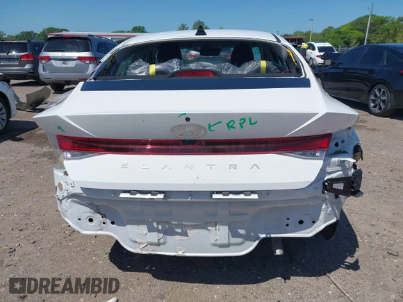 2024 Hyundai Elantra SEL z VIN KMHLM4DG1RU721834, wystawiony jako IAAI lot #41989186 z przebiegiem 19 877 mil mil oraz . Historia ofert i sprzedaży dostępna na DreamBid. Obrazek 16.