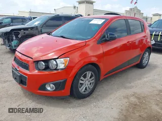 2012 Chevrolet Sonic LS z VIN 1G1JA6SH3C4116855, wystawiony jako IAAI lot #42513686 z przebiegiem Nie podano mil oraz . Historia ofert i sprzedaży dostępna na DreamBid. Obrazek 2.