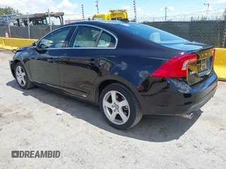 2013 Volvo S60 T5 Premier z VIN YV1612FS4D2190479, wystawiony jako IAAI lot #42244633 z przebiegiem 104 927 mil mil oraz . Historia ofert i sprzedaży dostępna na DreamBid. Obrazek 3.