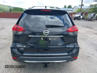 2017 Nissan Rogue SV z VIN 5N1AT2MV8HC814058, wystawiony jako IAAI lot #42200550 z przebiegiem 118 175 mil mil oraz . Historia ofert i sprzedaży dostępna na DreamBid. Obrazek 17.