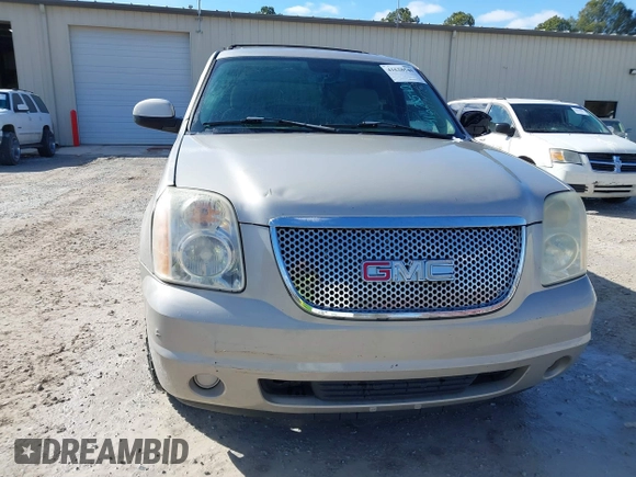 2007 GMC Yukon SLE w/3SA with VIN 1GKFC13C57R317747, listed as a IAAI auction lot 41628540 with 204,705 mi miles. Bid and sale history available at carsss.com. Image 6.