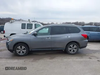 2019 Nissan Pathfinder S z VIN 5N1DR2MM7KC593207, wystawiony jako IAAI lot #41639401 z przebiegiem 71 494 mil mil oraz . Historia ofert i sprzedaży dostępna na DreamBid. Obrazek 14.