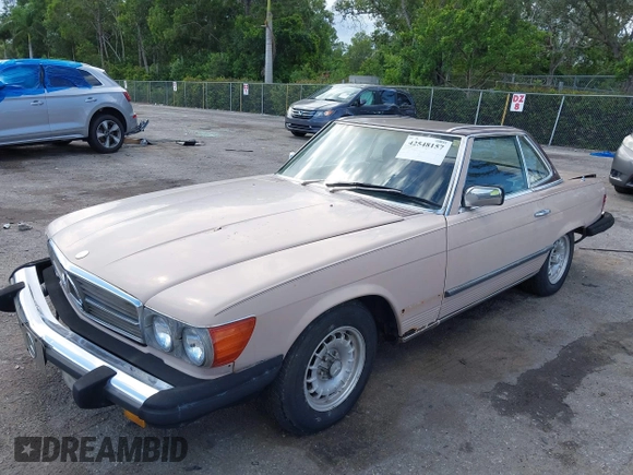 1983 Mercedes-Benz 380 SL z VIN WDBBA45A1DB020815, wystawiony jako IAAI lot #42548157 z przebiegiem 104 615 mil mil oraz . Historia ofert i sprzedaży dostępna na DreamBid. Obrazek 21.