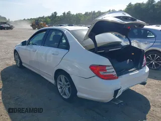 2014 Mercedes-Benz C 300 Sport z VIN WDDGF8AB0EA949700, wystawiony jako IAAI lot #42384242 z przebiegiem 136 445 mil mil oraz . Historia ofert i sprzedaży dostępna na DreamBid. Obrazek 3.