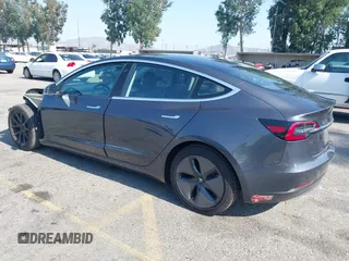 2018 Tesla Model 3 Long Range Battery z VIN 5YJ3E1EA2JF039262, wystawiony jako IAAI lot #42463443 z przebiegiem 77 482 mil mil oraz . Historia ofert i sprzedaży dostępna na DreamBid. Obrazek 3.