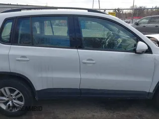 2015 Volkswagen Tiguan SE z VIN WVGBV7AX8FW582171, wystawiony jako IAAI lot #41442290 z przebiegiem 127 642 mil mil oraz . Historia ofert i sprzedaży dostępna na DreamBid. Obrazek 12.