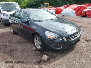 2013 Volvo S60 T5 Premier z VIN YV1612FS7D2232224, wystawiony jako IAAI lot #42382432 z przebiegiem 100 274 mil mil oraz . Historia ofert i sprzedaży dostępna na DreamBid. Obrazek 1.