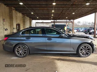 2021 BMW 3 Series 330i xDrive z VIN 3MW5R7J03M8B87133, wystawiony jako IAAI lot #42005842 z przebiegiem 28 668 mil mil oraz . Historia ofert i sprzedaży dostępna na DreamBid. Obrazek 14.