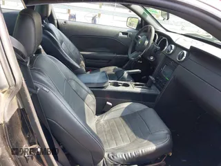2008 Ford Mustang Deluxe z VIN 1ZVHT80N985155422, wystawiony jako IAAI lot #42312812 z przebiegiem Nie podano mil oraz . Historia ofert i sprzedaży dostępna na DreamBid. Obrazek 5.