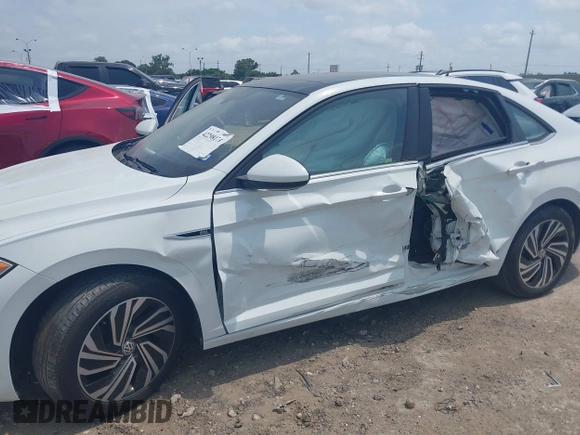 2020 Volkswagen Jetta SEL with VIN 3VWE57BU5LM101498, listed as a IAAI auction lot 42298171 with 28,597 mi miles and . Bid and sale history available at DreamBid. Image 6.