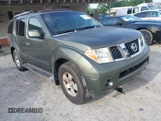 2005 Nissan Pathfinder LE z VIN 5N1AR18U65C762189, wystawiony jako IAAI lot #42259673 z przebiegiem 165 952 mil mil oraz . Historia ofert i sprzedaży dostępna na DreamBid. Obrazek 1.