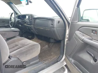 2005 GMC Sierra 1500 SLT z VIN 2GTEK13T351363383, wystawiony jako IAAI lot #41703776 z przebiegiem 142 722 mil mil oraz . Historia ofert i sprzedaży dostępna na DreamBid. Obrazek 5.
