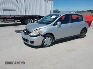 2008 Nissan Versa S z VIN 3N1BC13EX8L385937, wystawiony jako IAAI lot #42330289 z przebiegiem 131 178 mil mil oraz . Historia ofert i sprzedaży dostępna na DreamBid. Obrazek 17.