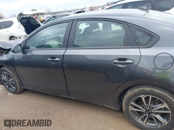 2024 Kia Forte LXS z VIN 3KPF24AD9RE792361, wystawiony jako IAAI lot #41863763 z przebiegiem 12 892 mil mil oraz . Historia ofert i sprzedaży dostępna na DreamBid. Obrazek 15.