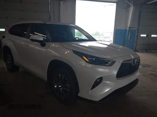 2023 Toyota Highlander L z VIN 5TDKDRBH9PS039746, wystawiony jako IAAI lot #42235258 z przebiegiem 4 513 mil mil oraz . Historia ofert i sprzedaży dostępna na DreamBid. Obrazek 1.