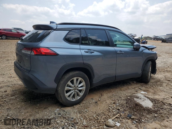 2022 Toyota Corolla Cross LE z VIN 7MUCAAAG8NV017408, wystawiony jako Copart lot #59096555 z przebiegiem 33 703 mil mil oraz Szkoda całkowita • Salvage title. Historia ofert i sprzedaży dostępna na DreamBid. Obrazek 3.