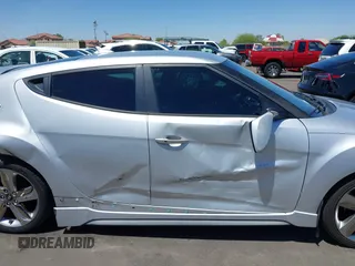 2013 Hyundai Veloster Turbo z VIN KMHTC6AE0DU177983, wystawiony jako IAAI lot #42292102 z przebiegiem 121 142 mil mil oraz . Historia ofert i sprzedaży dostępna na DreamBid. Obrazek 13.