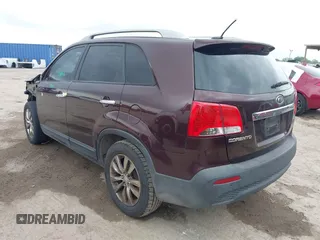 2011 Kia Sorento EX z VIN 5XYKU4A24BG052376, wystawiony jako IAAI lot #42113365 z przebiegiem 171 432 mil mil oraz . Historia ofert i sprzedaży dostępna na DreamBid. Obrazek 3.