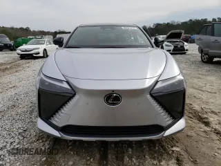 2023 Lexus RZ 450e Premium z VIN JTJAAAAB7PA005835, wystawiony jako Copart lot #42201414 z przebiegiem 2144 mil mil oraz . Historia ofert i sprzedaży dostępna na DreamBid. Obrazek 5.