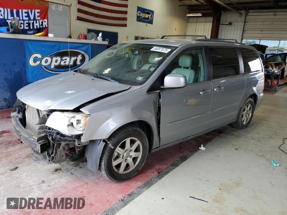 2013 Chrysler Town & Country Touring z VIN 2C4RC1BG2DR554912, wystawiony jako Copart lot #56897675 z przebiegiem 136 299 mil mil oraz Szkody całkowita. Historia ofert i sprzedaży dostępna na DreamBid. Obrazek 1.