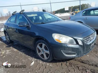 2013 Volvo S60 T5 Premier with VIN YV1612FS8D2225783, listed as a IAAI auction lot 41738248 with 134,010 mi miles. Bid and sale history available at carsss.com. Image 1.