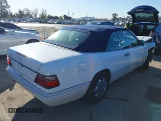 1995 Mercedes-Benz E Class with VIN WDBEA66E9SC258865, listed as a IAAI auction lot 41825726 with 101,866 mi miles. Bid and sale history available at carsss.com. Image 4.