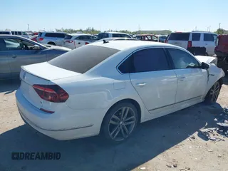 2019 Volkswagen Passat SE R-Line z VIN 1VWMA7A31KC000846, wystawiony jako IAAI lot #41840659 z przebiegiem 70 486 mil mil oraz . Historia ofert i sprzedaży dostępna na DreamBid. Obrazek 4.