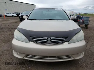 2005 Toyota Camry STD z VIN 4T1BE32K55U505585, wystawiony jako Copart lot #56913705 z przebiegiem 361 943 mil mil oraz Czysty tytuł • Clean title. Historia ofert i sprzedaży dostępna na DreamBid. Obrazek 5.