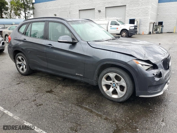 2015 BMW X1 sDrive28i with VIN WBAVM1C58FV315760, listed as a Copart auction lot 50921435 with 159,543 mi miles and Clean Title. Bid and sale history available at carsss.com. Image 4.