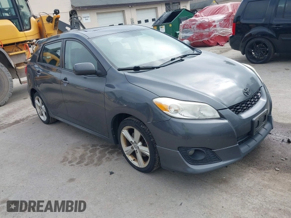 2010 Toyota Matrix S z VIN 2T1KE4EE3AC037850, wystawiony jako IAAI lot #42551754 z przebiegiem 206 353 mil mil oraz . Historia ofert i sprzedaży dostępna na DreamBid. Obrazek 1.