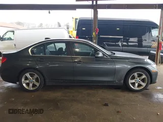 2015 BMW 3 Series 328i xDrive z VIN WBA3B3G58FNR85943, wystawiony jako IAAI lot #41721614 z przebiegiem 95 997 mil mil oraz . Historia ofert i sprzedaży dostępna na DreamBid. Obrazek 13.