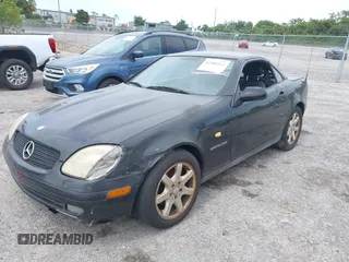 1999 Mercedes-Benz SLK 230/320 z VIN WDBKK47F0XF086064, wystawiony jako IAAI lot #42380513 z przebiegiem 166 381 mil mil oraz . Historia ofert i sprzedaży dostępna na DreamBid. Obrazek 2.