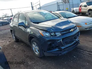 2020 Chevrolet Trax LS z VIN 3GNCJKSB3LL150204, wystawiony jako IAAI lot #41810973 z przebiegiem 114 441 mil mil oraz . Historia ofert i sprzedaży dostępna na DreamBid. Obrazek 1.