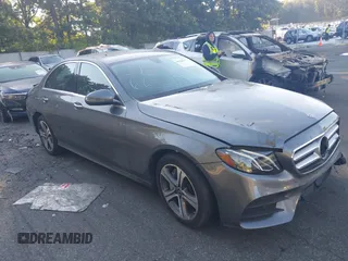 2017 Mercedes-Benz E 300 Luxury z VIN WDDZF4KB8HA260234, wystawiony jako IAAI lot #40290597 z przebiegiem 32 400 mil mil oraz . Historia ofert i sprzedaży dostępna na DreamBid. Obrazek 1.