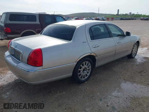2007 Lincoln Town Car Signature z VIN 1LNHM81W77Y637564, wystawiony jako IAAI lot #42035072 z przebiegiem 121 357 mil mil oraz . Historia ofert i sprzedaży dostępna na DreamBid. Obrazek 4.