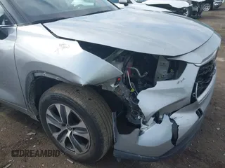 2024 Toyota Highlander LE z VIN 5TDKDRAH9RS050136, wystawiony jako IAAI lot #42427558 z przebiegiem 38 481 mil mil oraz . Historia ofert i sprzedaży dostępna na DreamBid. Obrazek 6.