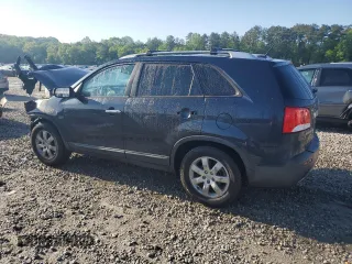 2012 Kia Sorento LX z VIN 5XYKT3A63CG240906, wystawiony jako Copart lot #52706915 z przebiegiem 182 518 mil mil oraz Szkoda całkowita • Salvage title. Historia ofert i sprzedaży dostępna na DreamBid. Obrazek 2.
