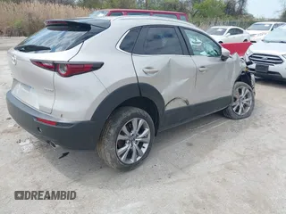 2022 Mazda CX-30 S Select z VIN 3MVDMBBL2NM439681, wystawiony jako IAAI lot #41960902 z przebiegiem 22 730 mil mil oraz . Historia ofert i sprzedaży dostępna na DreamBid. Obrazek 4.