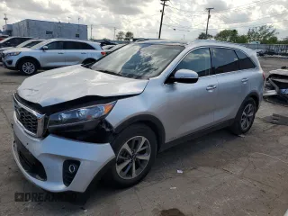 2019 Kia Sorento EX z VIN 5XYPHDA56KG528227, wystawiony jako Copart lot #56522575 z przebiegiem 101 507 mil mil oraz Czysty tytuł • Clean title. Historia ofert i sprzedaży dostępna na DreamBid. Obrazek 1.